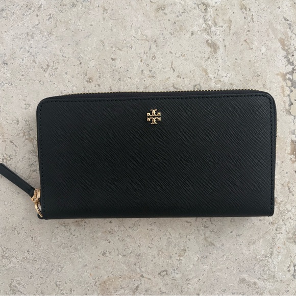 Tory Burch Handbags - NEW! Tory Burch Emerson Zip Continental Black Leather Zip Wallet